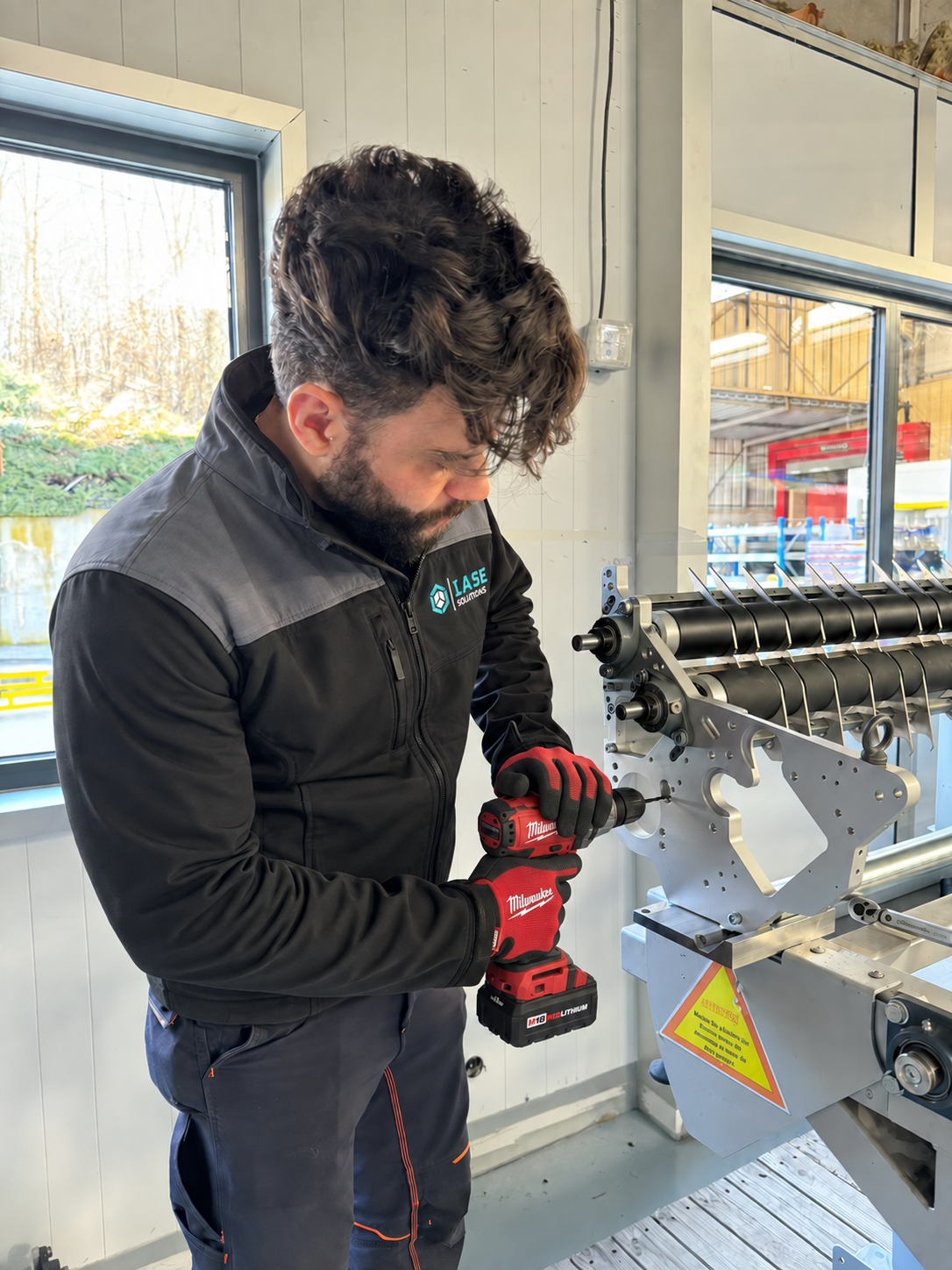 Profissional a montar um conjunto mecânico, com uniforme IASE adaptado digitalmente